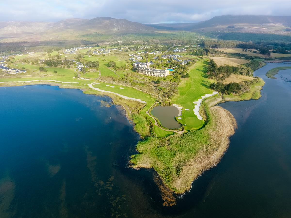 Arabella Hotel, Golf And Spa Hermanus Exterior photo Aerial view of the golf course