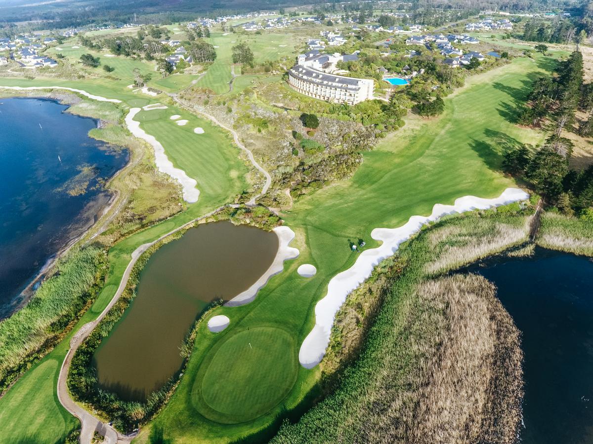 Arabella Hotel, Golf And Spa Hermanus Exterior photo Aerial view of the 18th hole at the 2016 U.S. Open